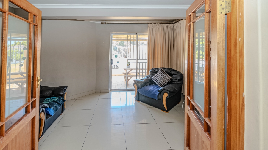 6 Bedroom Property for Sale in Vredekloof Heights Western Cape